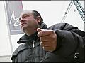 Se sube a una grúa para pedir que le despidan