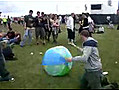 Jouer avec un ballon en forme de Terre