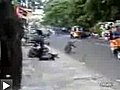 Un singe qui fait de la moto