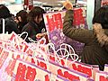 大手デパートで初売り　東京・池袋のデパートでは開店前におよそ2万人の長い列