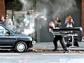 Schock-Clip: Mann zerstört sein eigenes Auto!