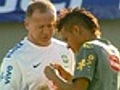 Mano Menezes pede,  e Neymar tira os brincos antes do treino da Seleção Brasileira