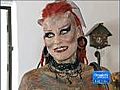 La mujer vampiro,  es diseñadora y cantante