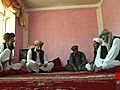 En Afghanistan,  le gouvernement tente de réduire le pouvoir des Talibans, tantôt par la force et tantôt en leur offrant le pardon et la réinsertion