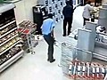 Un agent de sécurité se vautre dans un supermarché !