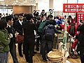 東日本大震災や原発事故で被害受けた農家を元気づけようと東京・大手町で野菜販売会