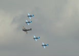 La pattuglia acrobatica the Blades in formazione con un vecchio Sptifire della seconda guerra mondiale che inaugura ogni anno il salone