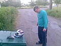 Lituano borracho rompiendo casco con la cabeza