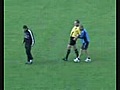 L&#039;arbitre ivre mort ne tient pas debout sur le terrain de foot.