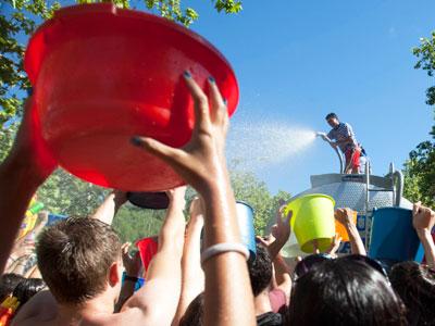 Raw Video: Annual water fight in Madrid
