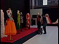 30 trajes de papel se exponen en Badajoz