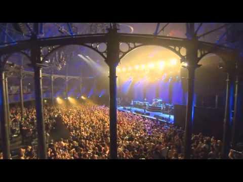 Foo Fighters Dave Grohl Kicks Out Fan (Itunes Festival)