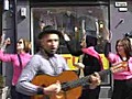 Un colombiano intenta llevar a Lituania a la final de Eurovisión